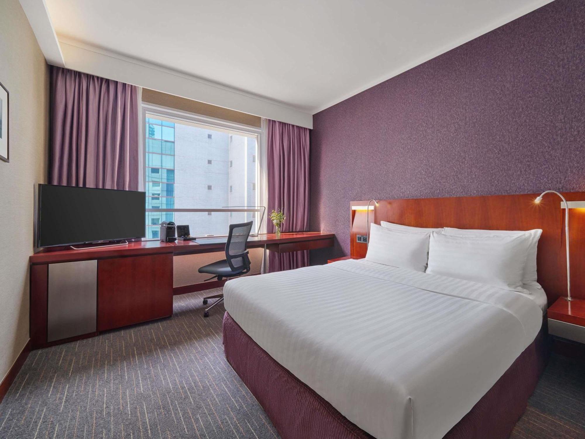 Executive Queen Room Lounge Access